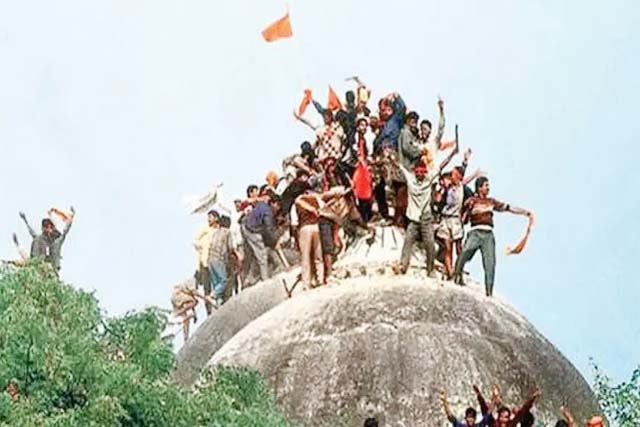 इतिहास के पन्नों में 06 दिसंबर : 1992 में अयोध्या में विवादित ढांचा गिराया गया, देशभर में भड़की हिंसा
