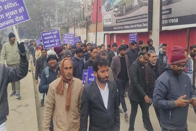 नशे के खिलाफ सड़क पर उतरे न्यायिक अधिकारी, कोर्ट कैंपस से समाहरणालय तक निकाली प्रभातफेरी