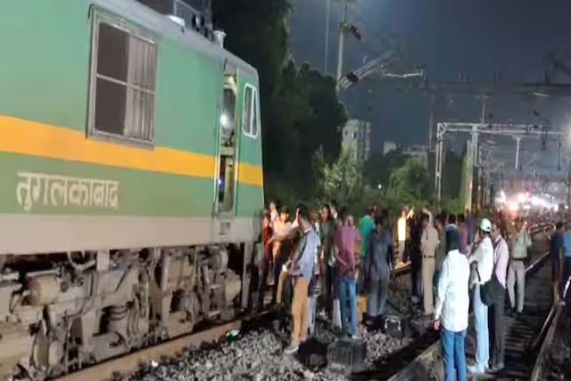 बिहार के मुजफ्फरपुर में मिलिट्री स्पेशल ट्रेन पर लदा ट्रक ओएचई से टकराया, आग लगने से रेल परिचालन बाधित