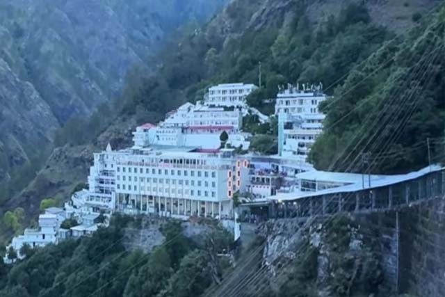 बर्फबारी के चलते माता वैष्णो देवी की यात्रा स्थगित