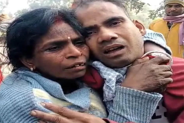 एक अनोखी प्रेम कहानी : 60 वर्षीय महिला ने 25 साल छोटे 35 वर्षीय युवक के साथ रचाई शादी,
