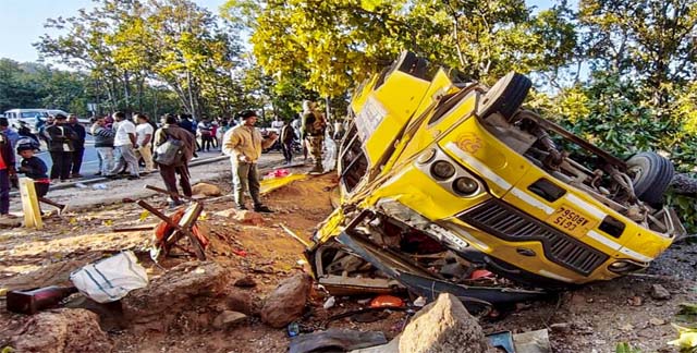 लातेहार बस हादसा : मृतकों की संख्या बढ़कर हुई 10, लगभग 80 लोग घायल