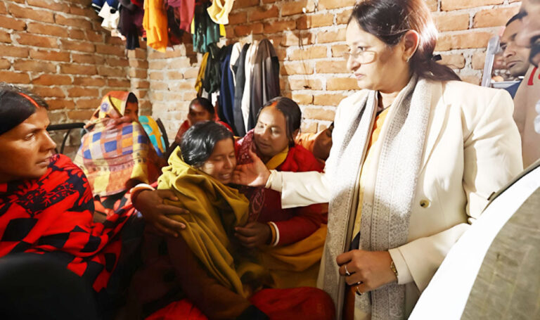 लापता अंश–अंशिका के परिजनों से मिलीं केंद्रीय मंत्री अन्नपूर्णा देवी, पुलिस की कार्यशैली पर उठाए सवाल