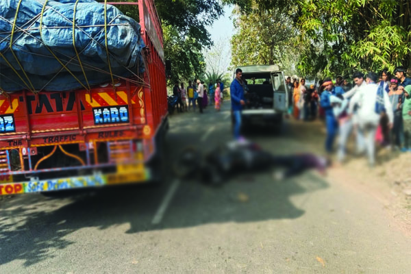 ट्रक और बाईक की टक्कर में बाईक सवार युवक की मौत, दो घायल