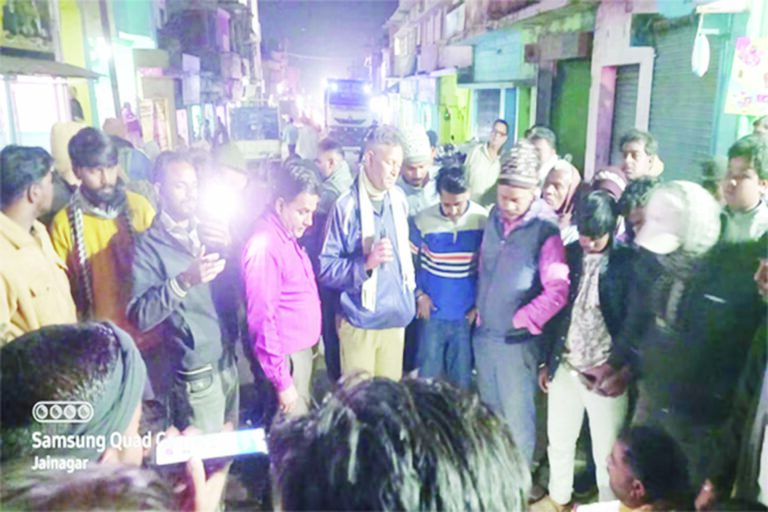 कोडरमा के परसाबाद बाजार में तनाव, ग्रामीणों ने किया सड़क जाम