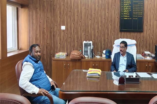 सड़कों के निर्माण को लेकर विधायक ने अभियंता प्रमुख से की मुलाकात