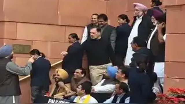 संसद परिसर में तीखी जुबानी जंग: राहुल गांधी ने बिट्टू को कहा ‘गद्दार दोस्त’