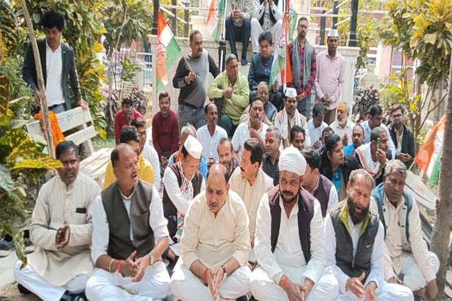 वाराणसी : विधानसभा का घेराव करने जा रहे कांग्रेस कार्यकर्ताओं पर लाठीचार्ज के विरोध में सत्याग्रह