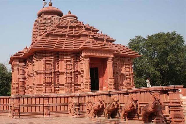 सालाना लाखों पर्यटकों को आकर्षित करते है भारत के सूर्य मंदिर