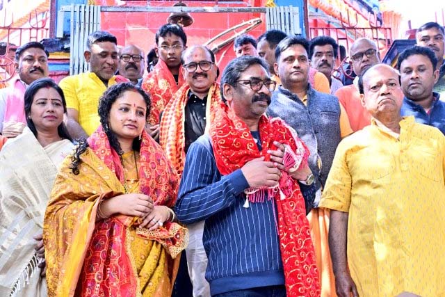 शादी की सालगिरह पर कल्पना सोरेन के साथ रजरप्पा पहुंचे मुख्यमंत्री हेमंत सोरेन