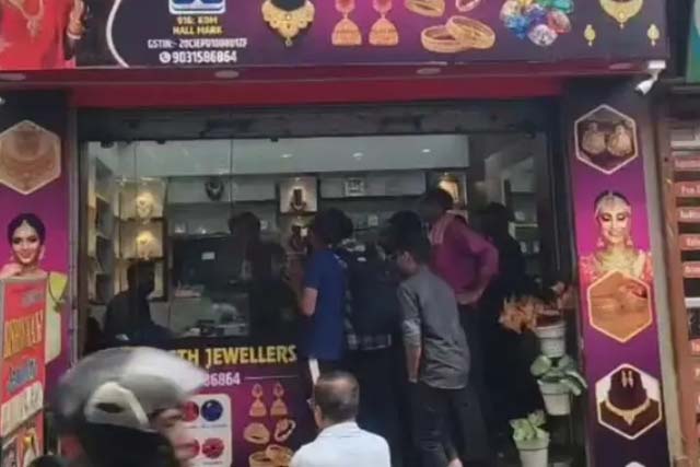 दिनदहाड़े ज्वेलर्स दुकान में 23 लाख के गहनों की चोरी, सीसीटीवी में कैद हुई तस्वीर