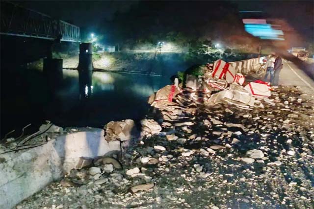 पुल की रेलिंग तोड़ ट्रक गिरा डैम में, चालक लापता