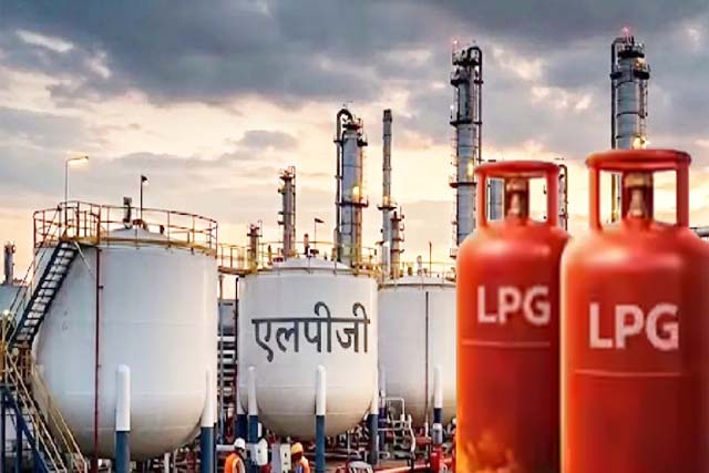 जंग का भारत पर असर : गैस किल्लत रोकने के लिए सरकार ने संभाली कमान लगा दिया एस्मा