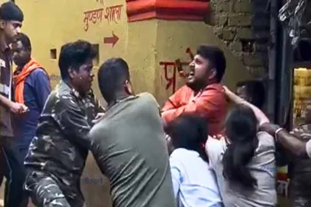 रजरप्पा मंदिर में श्रद्धालु से मारपीट का वीडियो वायरल, चार पुलिसकर्मी निलंबित