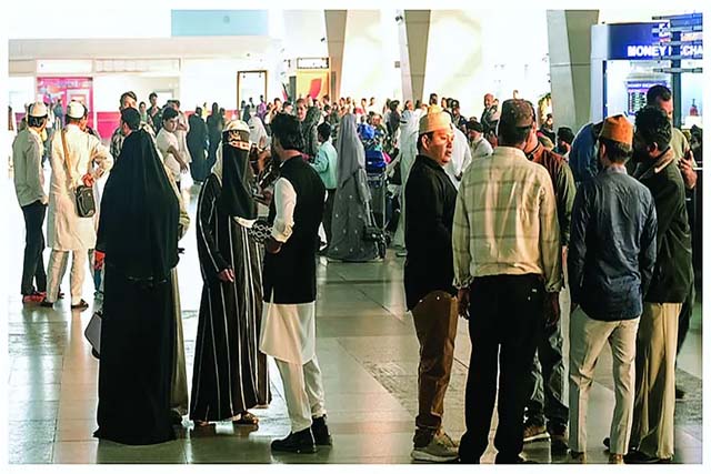 पश्चिम एशिया में संघर्ष के बीच 2,44,000 भारतीय स्वदेश लौटे, अब भी हजारों लोग फंसे