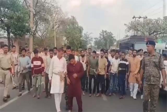 रामनवमी में पुलिस ने 18 उपद्रवियों काे सड़क पर कराया पैदल परेड