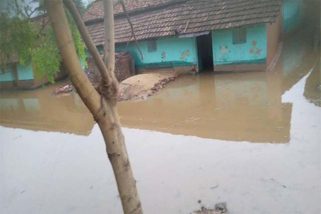 मसलिया के सिदपहाड़ी गांव में आफत की बारिश : घरों में घुसा पानी, ढहने की कगार पर कच्चे मकान