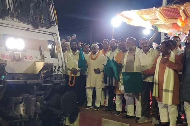 सांसद ने पुरुलिया-आनंद विहार एक्सप्रेस को दिखाई हरी झंडी