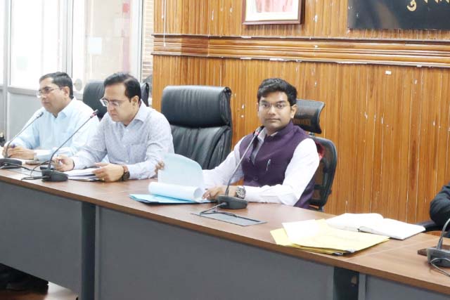 राजस्व कार्यों में लापरवाही पर DC सख्त, दो कर्मियों का वेतन रोकने का आदेश