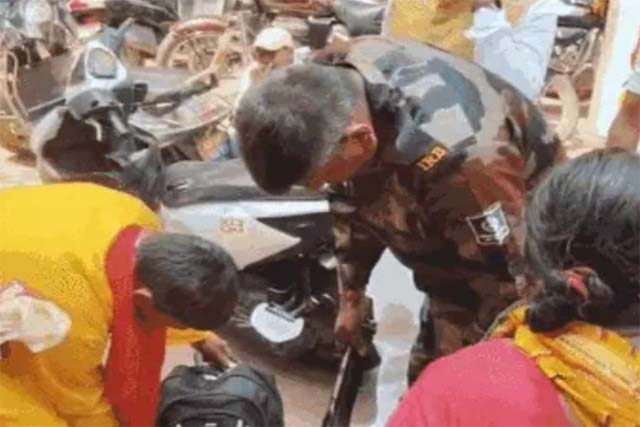 स्पेशल ब्रांच की रिपोर्ट के बाद बैद्यनाथ मंदिर में हाई अलर्ट, प्रत्येक श्रद्धालु की हो रही है सघन जांच