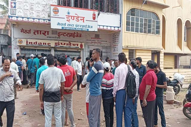 देवघर में घरेलू गैस के लिए लोगों की बढ़ी परेशानी, सुबह से ही एजेंसियों के बाहर लंबी कतार