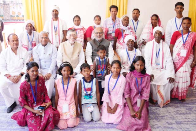 उपराष्ट्रपति ने किया किया खूंटी का दौरा, उलिहातू में भगवान बिरसा मुंडा के वंशजों से मिले