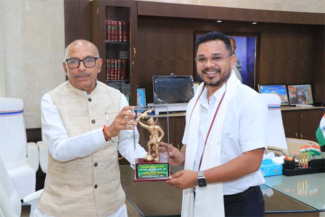 डॉ अभय मिंज को मिला ग्लोबल अवॉर्ड , स्पीकर ने किया सम्मानित