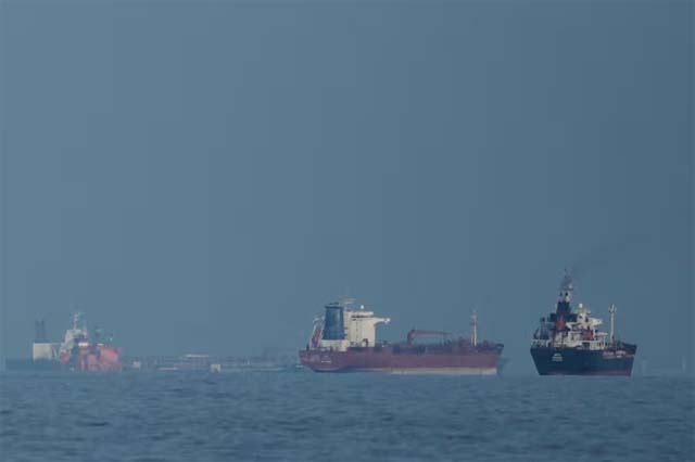 LPG से लदे भारत के दो जहाजों पाइन गैस और जग वसंत ने नौसेना की निगरानी में होर्मुज पार किया