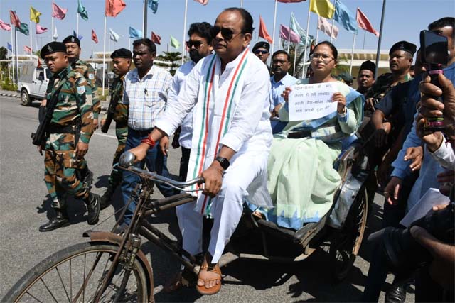 रिक्शे से विधानसभा पहुंचे मंत्री इरफान-शिल्पी