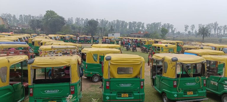 एलपीजी गैस की किल्लत से नाराज टेम्पो चालकों का धरना, दो माह से ठप है रोजगार*