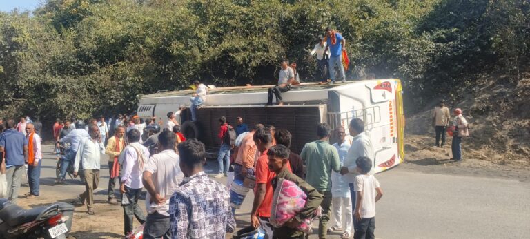 झारखंड के चतरा में टायर फटने से स्लीपर बस पलटी, 12 यात्री घायल, पांच गंभीर