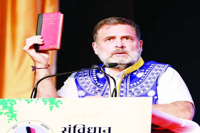 विकास की कीमत आदिवासी चुका रहे हैं : राहुल गांधी