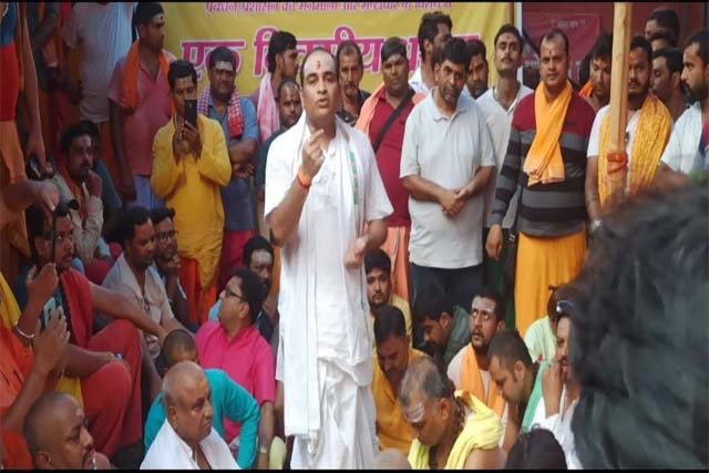 बाबा बैद्यनाथ मंदिर में अव्यवस्था के खिलाफ पंडा धर्मरक्षिणी सभा का धरना, सुधार की उठी मांग