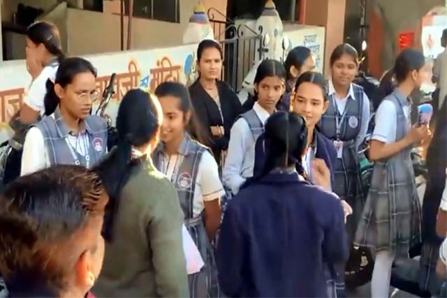 बिना आधार के स्कूल में दाखिला नहीं? जानिए आरटीआई कानून का सच