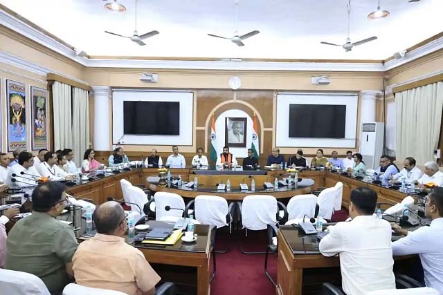 मुख्यमंत्री पद संभालते ही सम्राट चौधरी पहुंचे सचिवालय, अधिकारियाें संग की बैठक