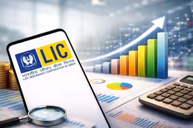 एलआईसी ने अपने शेयरधारकों को बड़ा तोहफा देने का ऐलान किया