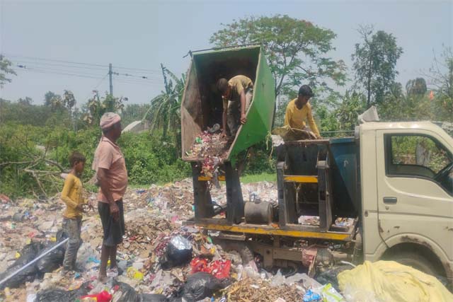 लापरवाही : नगर पंचायत में बाल श्रम का मामला गरमाया, कचरा वाहनों पर काम करते दिखे मासूम बच्चे