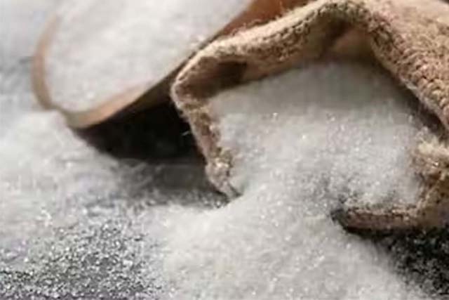 भारत में गहरा सकता है शक्कर का संकट, खपत से कम उत्पादन और घटते भंडार से बढ़ेंगी कीमतें