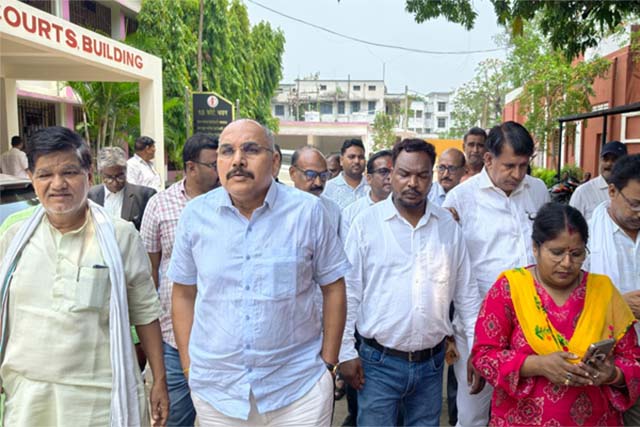 सरकारी कार्य में बाधा पहुंचाने के आरोप में विधायक प्रदीप यादव को एक साल का सजा