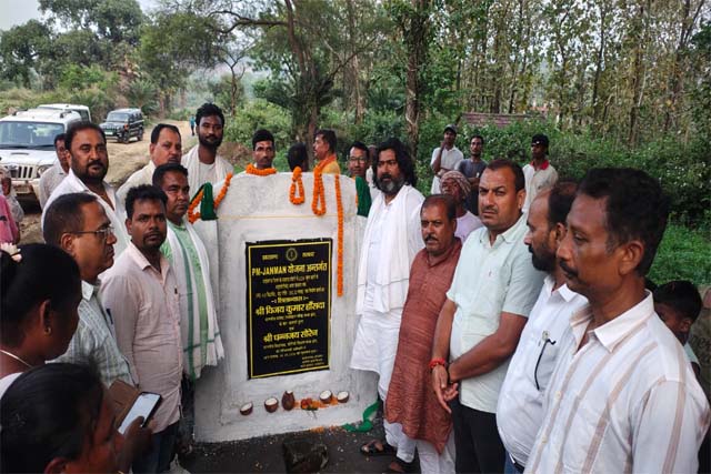 सांसद विजय हांसदा ने किया 24 करोड़ की लागत से बनने वाली सड़क एवं अन्य विकास कार्यों का शिलान्यास