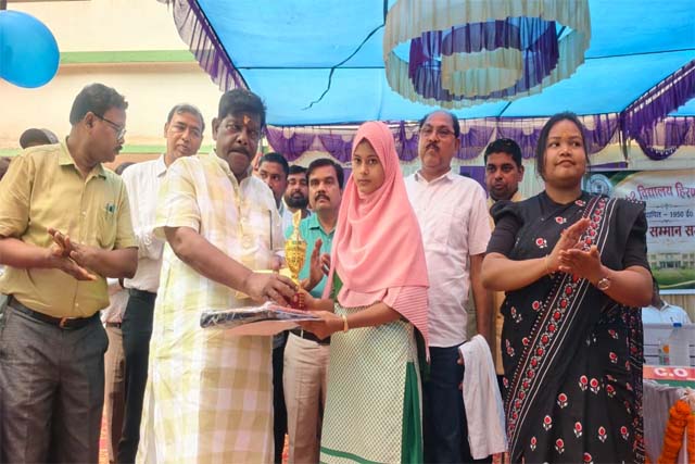 प्लस टू विद्यालय में प्रतिभा सम्मान समारोह में विधायक ने उत्कृष्ट बच्चो को किया सम्मानित