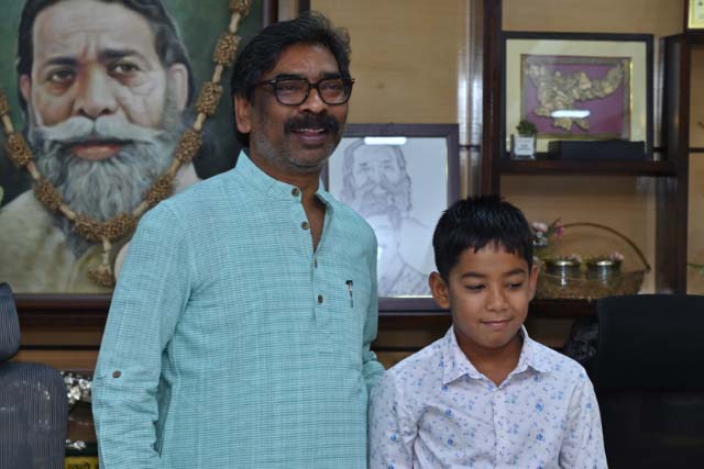 मुख्यमंत्री हेमन्त सोरेन से रांची के सात वर्षीय बाल तैराक इशांक सिंह ने की मुलाकात