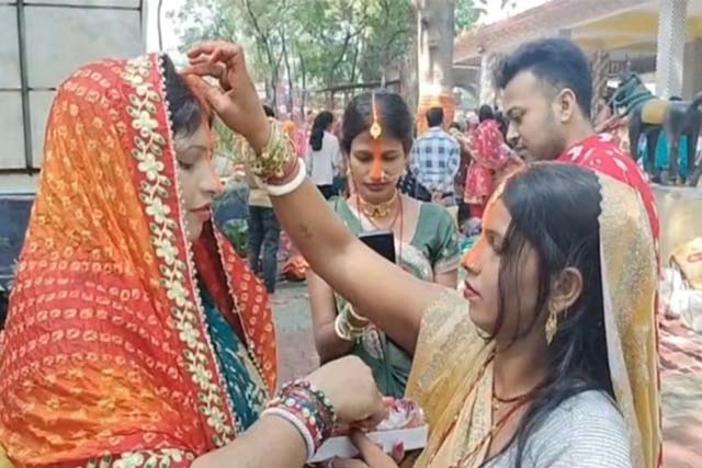 बट सावित्री व्रत पर भक्ति में डूबा जमशेदपुर, सुहागिन महिलाओं ने वट वृक्ष की पूजा कर मांगा अखंड सौभाग्य