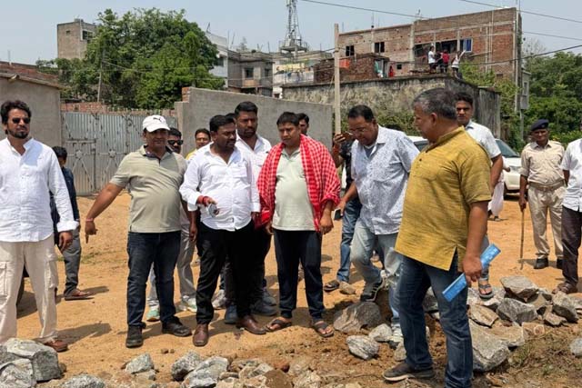 मेयर रवि कुमार राउत ने शिवगंगा और हरिहरवाड़ी क्षेत्र का किया निरीक्षण