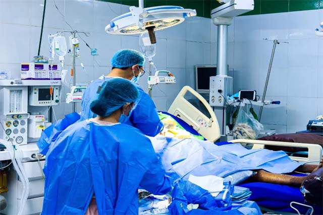 निजी अस्पतालों में इलाज करवाना हुआ 10 गुना महंगा: रिपोर्ट