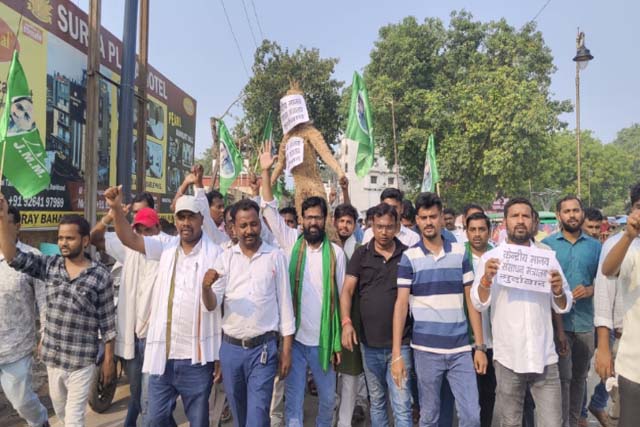 नीट परीक्षा रद्द होने व पेपर लीक मामले को लेकर झामुमो ने किया केंद्रीय शिक्षा मंत्री का पुतला दहन