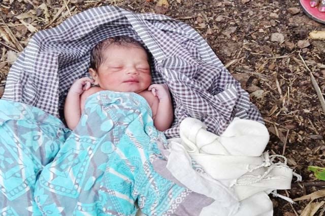 लावारिस मिली नवजात बच्ची, ग्रामीणों और पुलिस की पहल से पहुंची अस्पताल