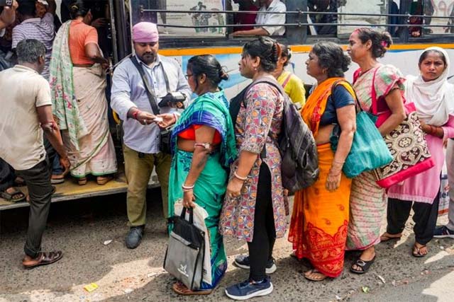 पश्चिम बंगाल में आज से महिलाओं के लिए सरकारी बसों में मुफ्त यात्रा सुविधा लागू