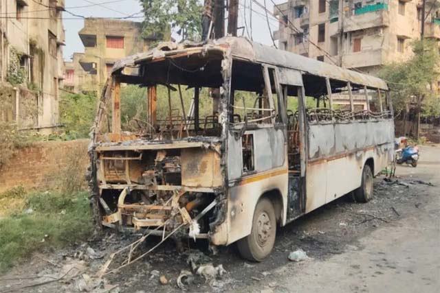 पूर्वी सिंहभूम : सड़क किनारे खड़ी बस में लगी आग