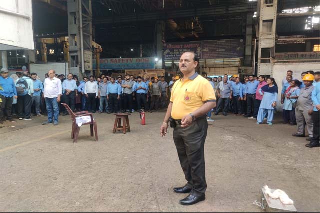 लोको शेड कर्मचारियों को फायर फाइटिंग और बेसिक लाइफ सपोर्ट की दी गई ट्रेनिंग